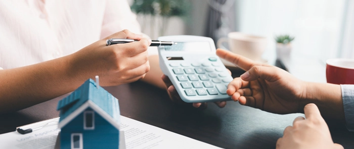 photo of agent with client and calculator